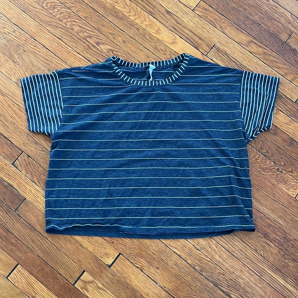 LULULEMON GRAY STRIPED CROP TOP SIZE 4